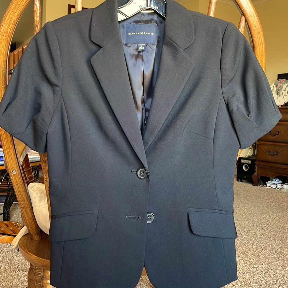 Short-sleeve wool blazer